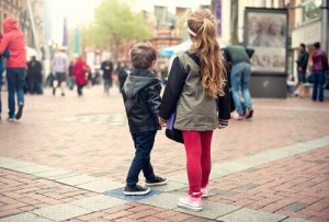 子供に教えよう!迷子になった時の対処法