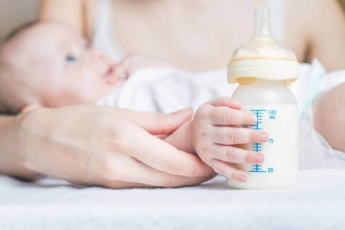 赤ちゃんと哺乳瓶
