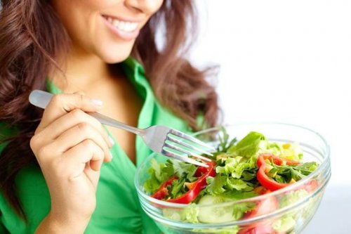 サラダを食べる女性