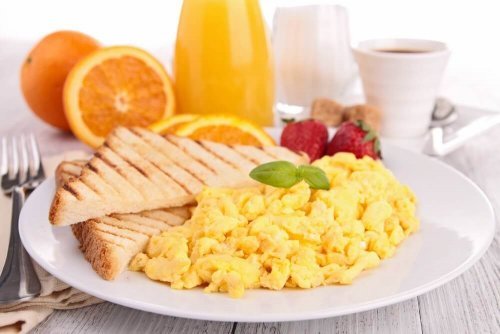 朝食に卵を食べる