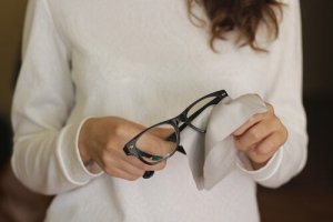 メガネの傷を取り除く6つの方法