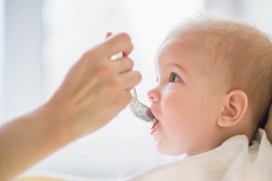赤ちゃんにあげてはいけない8つの食べ物