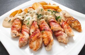 クリームチーズ、ニンニク、チャイブのスタッフドチキン