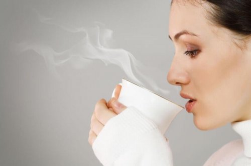熱いお茶を飲む女性