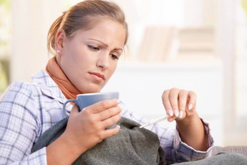 体温計を見る女性