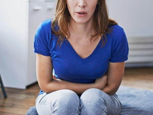 便秘に悩む女性