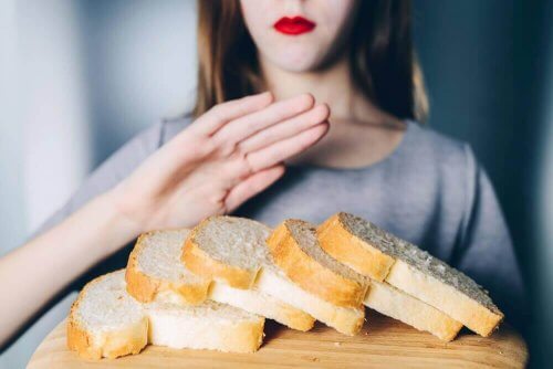 パンを食べない女性