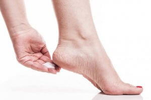足のタコを取り除くための7つの自然療法
