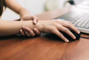 手根管症候群の痛みを軽減する5つの効果的なエクササイズ