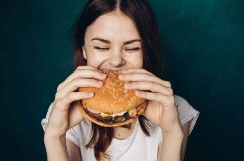 ハンバーガーを食べる女性