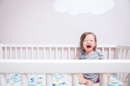 ベビーベッドで泣く子供 子供に体罰を与える悪影響とは