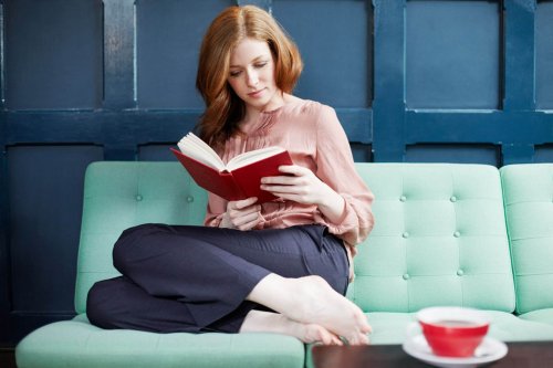 本を読む女性