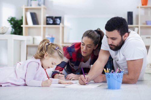子供の宿題を手伝う親