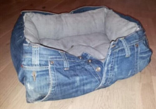 ペット用ベッド　古いジーンズの再利用