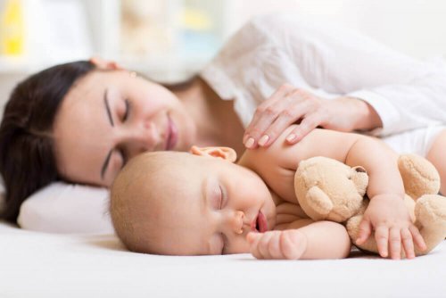 赤ちゃんと添い寝する母親　赤ちゃん 睡眠 母親