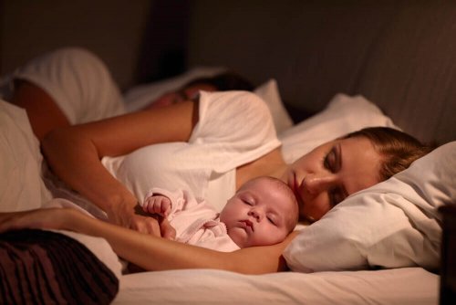 母親のそばで眠る赤ちゃん 赤ちゃん 睡眠 母親