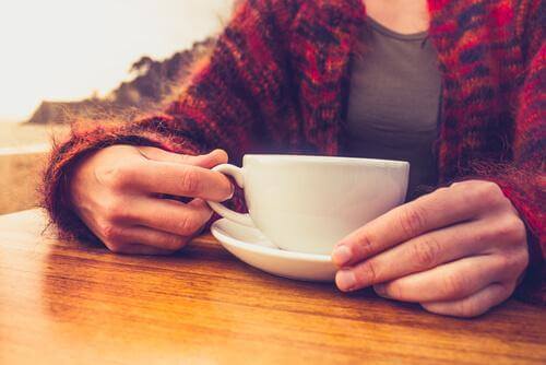 コーヒーを飲む人