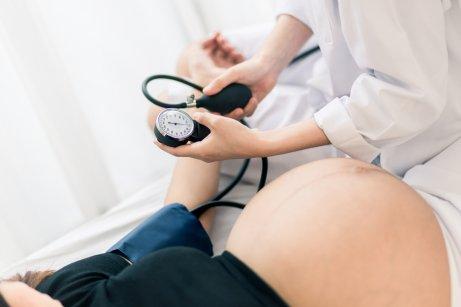血圧を測る妊婦