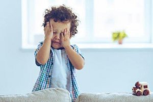 泣いている子供 子どもの癇癪を防ぐ