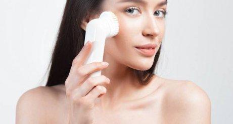 フェイスブラシを使う女性