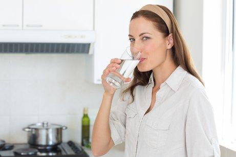 水分補給をする女性