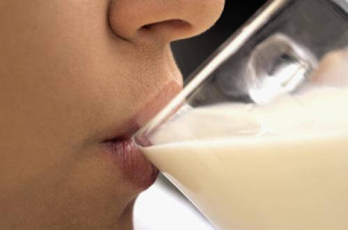 牛乳を飲み女性