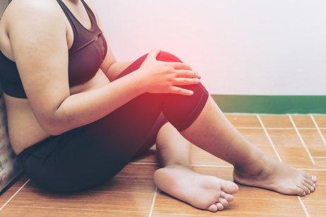 膝の痛みを抱える女性