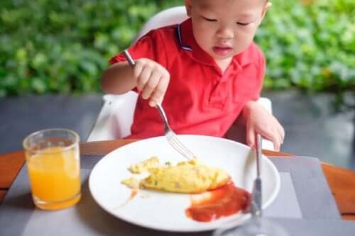 卵を食べる少年