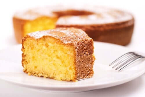 皿に乗せたケーキ
