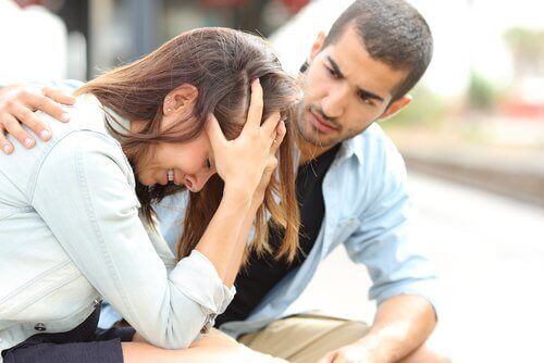 泣いている女性を慰める男性