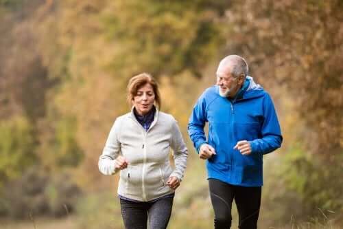 運動する高齢者 活力ある若い脳を手に入れるためのアドバイス
