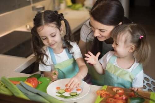 野菜を盛り付ける母と子