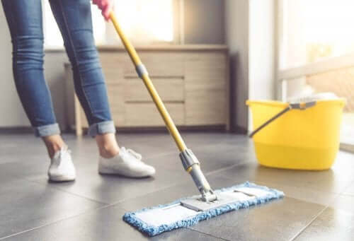 床タイルを掃除するための7つのヒント
