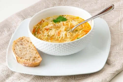お手軽レシピ：パスタ入りスープの作り方