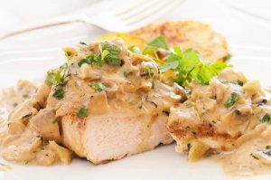 チーズソースでいただくおいしい鶏胸肉のレシピ