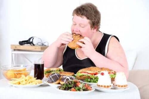 食べ過ぎの男性