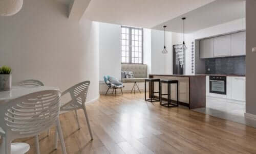 光沢のある床 暗い空間を明るくする