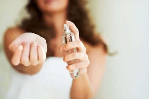 香水を使う女性
