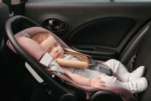 赤ちゃん　チャイルドシートで眠るべきではない
