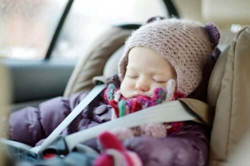 赤ちゃん　チャイルドシートで眠るべきではない