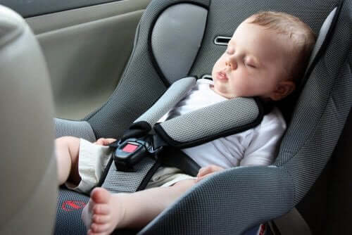 気をつけよう！赤ちゃんがチャイルドシートで眠るべきではない理由