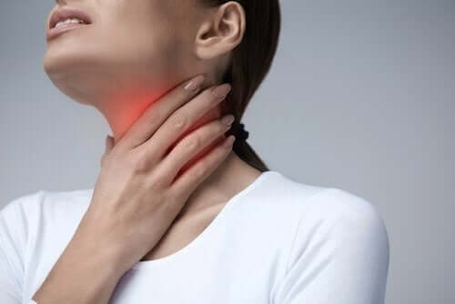 喉の痛みに悩む女性 喉 痛み ドリンク 