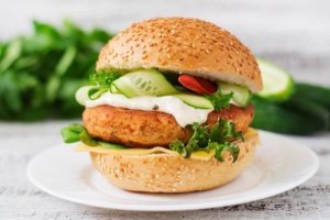 試してみよう!タンパク質豊富なチキンバーガーレシピ