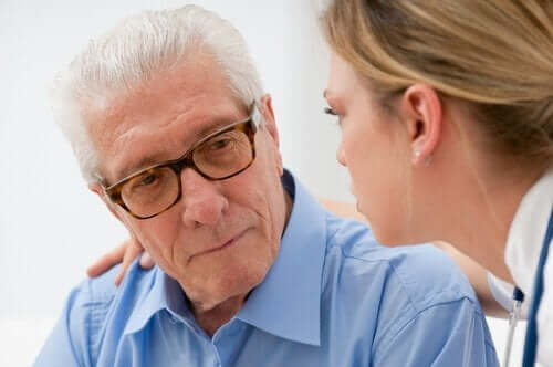 高齢者の話に耳を傾ける医師 病気 高齢者 