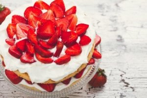 砂糖不使用の生クリームを使ったストロベリーショートケーキ