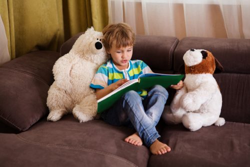 本を読む少年 ディスレクシア 子ども 