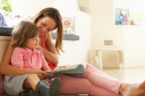 本を読む母と子 ディスレクシア 子ども 