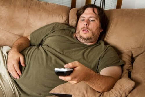 ソファでテレビを見る男性 変形性関節症 予防 
