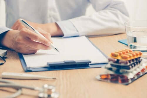 輸液ポンプの設定をする医師