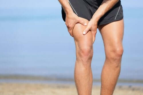 膝の痛みに苦しむ男性 変形性関節症 膝の痛み 